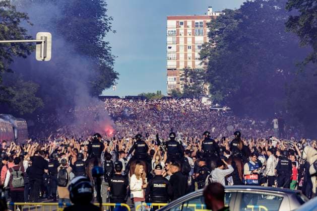 Fans von Real Madrid warten auf die Ankunft des Mannschaftsbusses, Real Madrid vs. FC Bayern Muenchen, Fussball, Champions League, Halbfinale, 08.05.2024 Madrid Madrid Spanien