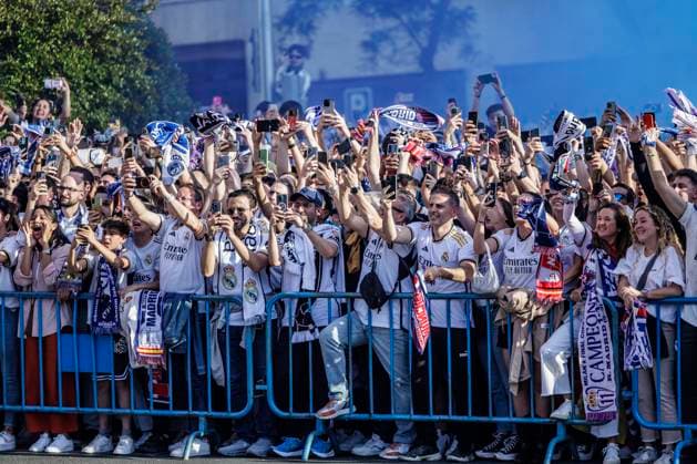 Fans von Real Madrid warten auf die Ankunft des Mannschaftsbusses, Real Madrid vs. FC Bayern Muenchen, Fussball, Champions League, Halbfinale, 08.05.2024 Madrid Madrid Spanien