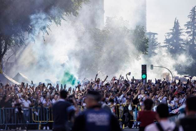 Fans von Real Madrid warten auf die Ankunft des Mannschaftsbusses, Real Madrid vs. FC Bayern Muenchen, Fussball, Champions League, Halbfinale, 08.05.2024 Madrid Madrid Spanien
