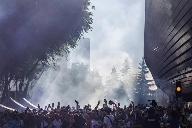 Fans von Real Madrid warten auf die Ankunft des Mannschaftsbusses, Real Madrid vs. FC Bayern Muenchen, Fussball, Champions League, Halbfinale, 08.05.2024 Madrid Madrid Spanien