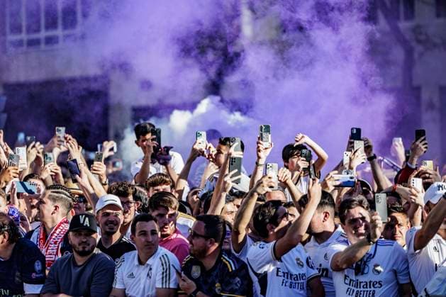 Fans von Real Madrid warten auf die Ankunft des Mannschaftsbusses, Real Madrid vs. FC Bayern Muenchen, Fussball, Champions League, Halbfinale, 08.05.2024 Madrid Madrid Spanien