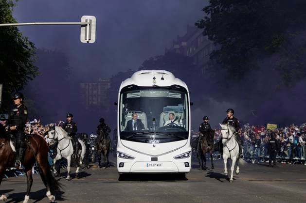 Fans von Real Madrid warten auf die Ankunft des Mannschaftsbusses, Real Madrid vs. FC Bayern Muenchen, Fussball, Champions League, Halbfinale, 08.05.2024 Madrid Madrid Spanien