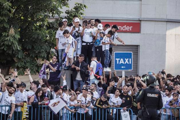Fans von Real Madrid warten auf die Ankunft des Mannschaftsbusses, Real Madrid vs. FC Bayern Muenchen, Fussball, Champions League, Halbfinale, 08.05.2024 Madrid Madrid Spanien