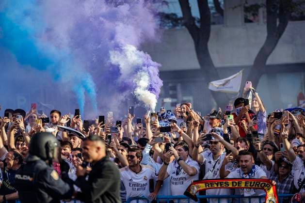 Fans von Real Madrid warten auf die Ankunft des Mannschaftsbusses, Real Madrid vs. FC Bayern Muenchen, Fussball, Champions League, Halbfinale, 08.05.2024 Madrid Madrid Spanien