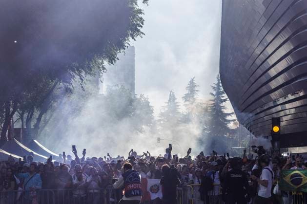 Fans von Real Madrid warten auf die Ankunft des Mannschaftsbusses, Real Madrid vs. FC Bayern Muenchen, Fussball, Champions League, Halbfinale, 08.05.2024 Madrid Madrid Spanien