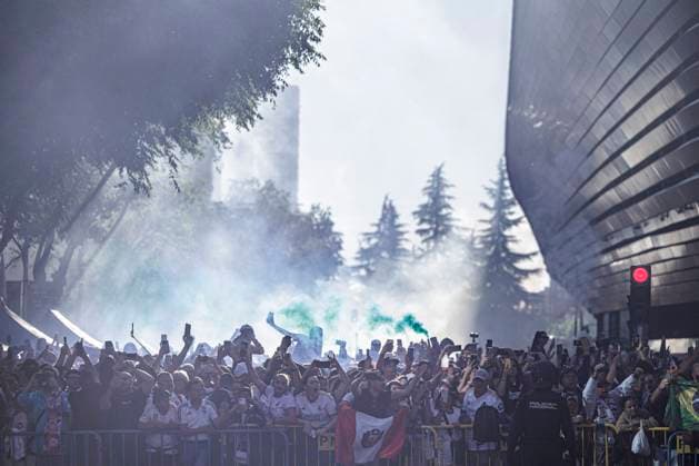 Fans von Real Madrid warten auf die Ankunft des Mannschaftsbusses, Real Madrid vs. FC Bayern Muenchen, Fussball, Champions League, Halbfinale, 08.05.2024 Madrid Madrid Spanien