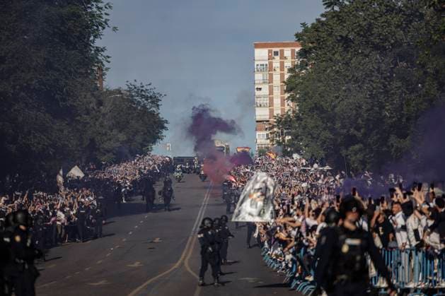 Fans von Real Madrid warten auf die Ankunft des Mannschaftsbusses, Real Madrid vs. FC Bayern Muenchen, Fussball, Champions League, Halbfinale, 08.05.2024 Madrid Madrid Spanien