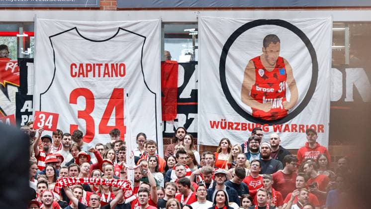 08.05.2024, Wuerzburg Baskets vs. MLP Academics Heidelberg, easyCredit BBL, 33. Spieltag, Deutschland, Wuerzburg, tectake-Arena, Im Bild: Die Fans der Wuerzburg Baskets haben eine Choreographie fuer Felix Hoffmann (Wuerzburg Baskets, 34) vorbereitet Copyright: HMBxMedia xJulienxBecker