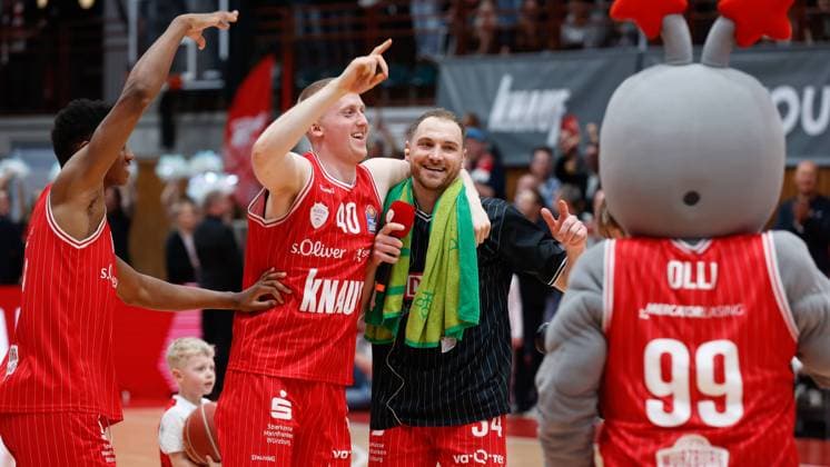 Sport Bilder des Tages 08.05.2024, Wuerzburg Baskets vs. MLP Academics Heidelberg, easyCredit BBL, 33. Spieltag, Deutschland, Wuerzburg, tectake-Arena, Im Bild: v.li. Elijah Ndi (Wuerzburg Baskets, 12), Collin Welp (Wuerzburg Baskets, 40) und Felix Hoffmann (Wuerzburg Baskets, 34) feiern den Sieg Copyright: HMBxMedia xJulienxBecker