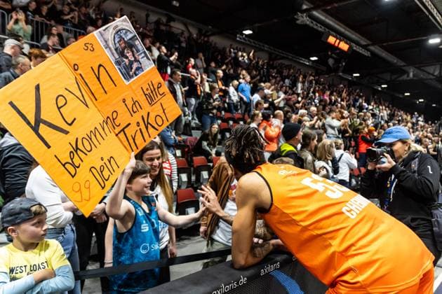 easyCredit Basketball Bundesliga, BBL, Saison 2023 2024, Herren. 08.05.2024, Niners Chemnitz - Basketball Löwen Braunschweig, Kevin Yebo (Niners Chemnitz, No 53) mit einem Fan Copyright. Alexander Trienitz.