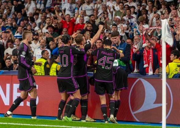 08.05.2024, Fussball UEFA Championsleague 2023 2024: Halbfinale, Real Madrid - FC Bayern München, im Estadio Santiago Bernabeu, Madrid, Torjubel Alphonso Davies (FC Bayern München) mit Aleksandar Pavlovic (Bayern München) und Harry Kane (FC Bayern München)