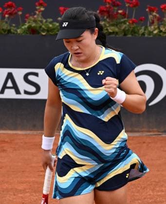 (240509) -- ROME, May 9, 2024 -- Zhu Lin of China celebrates a point during the women s singles 1st round match against Magda Linette of Poland at the WTA, Tennis Damen Italian Open in Rome, Italy, May 8, 2024. (Photo by Xinhua) (SP)ITALY-ROME-TENNIS-WTA-ROME OPEN AlbertoxLingria 