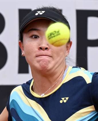 (240509) -- ROME, May 9, 2024 -- Zhu Lin of China competes during the women s singles 1st round match against Magda Linette of Poland at the WTA, Tennis Damen Italian Open in Rome, Italy, May 8, 2024. (Photo by Xinhua) (SP)ITALY-ROME-TENNIS-WTA-ROME OPEN AlbertoxLingria 