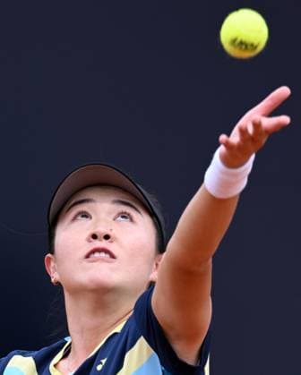 (240509) -- ROME, May 9, 2024 -- Zhu Lin of China serves during the women s singles 1st round match against Magda Linette of Poland at the WTA, Tennis Damen Italian Open in Rome, Italy, May 8, 2024. (Photo by Xinhua) (SP)ITALY-ROME-TENNIS-WTA-ROME OPEN AlbertoxLingria 