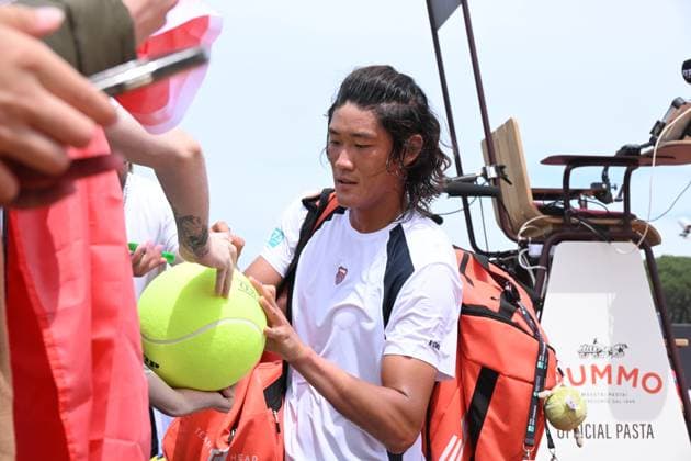 (240509) -- ROME, May 9, 2024 -- Zhang Zhizhen of China signs an autograph after winning the men s singles 1st round match against Daniel Elahi Galan of Colombia at the Men s ATP, Tennis Herren Rome Open tennis tournament in Rome, Italy, May 8, 2024. (Photo by Xinhua) (SP)ITALY-ROME-TENNIS-ATP-ROME OPEN AlbertoxLingria 