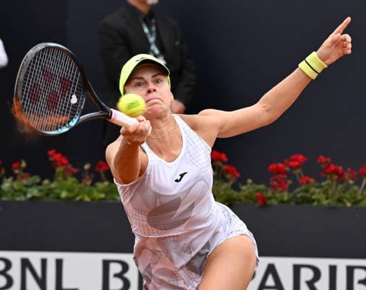 (240509) -- ROME, May 9, 2024 -- Magda Linette of Poland competes during the women s singles 1st round match against Zhu Lin of China at the WTA, Tennis Damen Italian Open in Rome, Italy, May 8, 2024. (Photo by Xinhua) (SP)ITALY-ROME-TENNIS-WTA-ROME OPEN AlbertoxLingria 