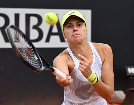 (240509) -- ROME, May 9, 2024 -- Magda Linette of Poland competes during the women s singles 1st round match against Zhu Lin of China at the WTA, Tennis Damen Italian Open in Rome, Italy, May 8, 2024. (Photo by Xinhua) (SP)ITALY-ROME-TENNIS-WTA-ROME OPEN AlbertoxLingria 