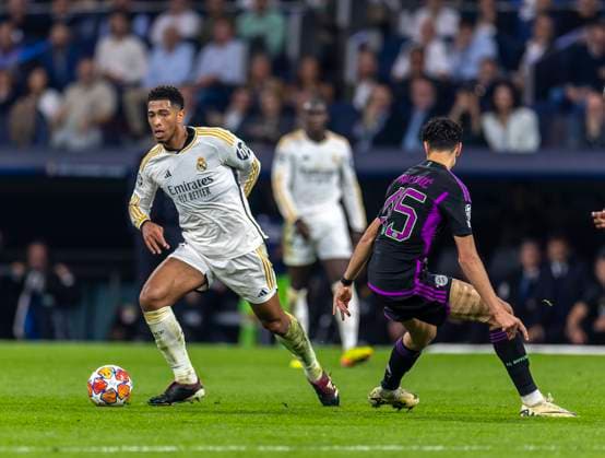 08.05.2024, Fussball UEFA Championsleague 2023 2024: Halbfinale, Real Madrid - FC Bayern München, im Estadio Santiago Bernabeu, Madrid, li: Jude Bellingham (Real Madrid) am Ball