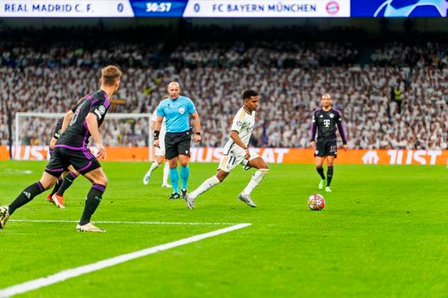 08.05.2024, Fussball UEFA Championsleague 2023 2024: Halbfinale, Real Madrid - FC Bayern München, im Estadio Santiago Bernabeu, Madrid, Rodrygo (Real Madrid) am Ball, hinten: Schiedsrichter Szymon Marciniak (Polen)