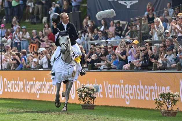 Bilder des Jahres 2024, Sport 05 Mai Sport Themen der Woche KW19 Sport Bilder des Tages GER; Deutsches Spring- und Dressur-Derby, CSI5* Preis der Deutschen Vermoegensveratung AG-DVAG 09.05.2024, GER; Kleinflottbek, Deutsches Spring- und Dressur-Derby, CSI5* Preis der Deutschen Vermoegensveratung AG-DVAG, im Bild Sieger David Will (GER) auf My Prins van Dorperheide auf der Ehrenrunde *** GER German Jumping and Dressage Derby, CSI5 Prize of Deutsche Vermoegensveratung AG DVAG 09 05 2024, GER Kleinflottbek, German Jumping and Dressage Derby, CSI5 Prize of Deutsche Vermoegensveratung AG DVAG, in the picture winner David Will GER on My Prins van Dorperheide on the lap of honor nordphotoxGmbH xWitke nph00002