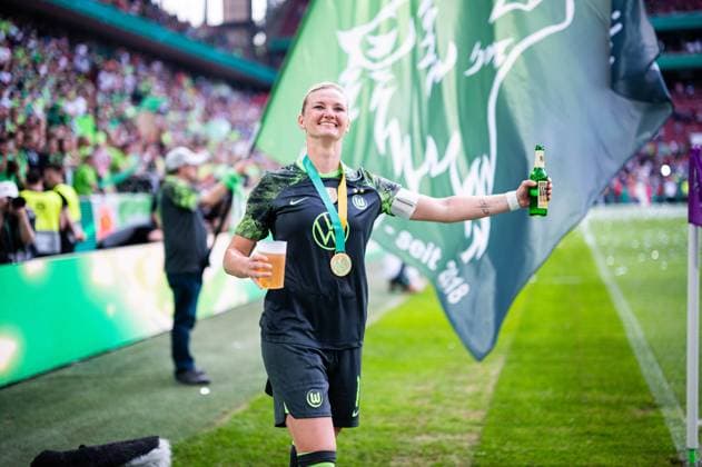 Bilder des Jahres 2024, Sport 05 Mai Sport Themen der Woche KW19 09.05.2024 - Fußball, Frauen, 2023 2024, DFB-Pokalfinale in Köln, FC Bayern München - VfL Wolfsburg: Alexandra Popp (Wolfsburg) trinkt Bier DFB REGULATIONS PROHIBIT ANY USE OF PHOTOGRAPHS AS IMAGE SEQUENCES AND OR QUASI-VIDEO. *** 09 05 2024 Football, Women, 2023 2024, DFB Cup Final in Cologne, FC Bayern Munich VfL Wolfsburg Alexandra Popp Wolfsburg drinks beer DFB REGULATIONS PROHIBIT ANY USE OF PHOTOGRAPHS AS IMAGE SEQUENCES AND OR QUASI VIDEO