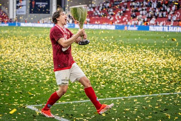 Bilder des Jahres 2024, Sport 05 Mai Sport Themen der Woche KW19 Sport Bilder des Tages Silkeborg IF s Alexander Lind after victory in the Oddset Cup Final between Silkeborg IF and AGF at Parken in Copenhagen, Thursday, May 9, 2024.. (Photo: Mads Claus Rasmussen Ritzau Scanpix) , Denmark *** Silkeborg IFs Alexander Lind after victory in the Oddset Cup Final between Silkeborg IF and AGF at Parken in Copenhagen, Thursday, May 9, 2024 Photo Mads Claus Rasmussen Ritzau Scanpix , Denmark  Copyright: RitzauxScanpix MadsxClausxRasmussenx spdk20240509-200720-L