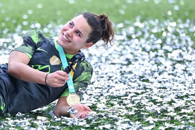 Bilder des Jahres 2024, Sport 05 Mai Sport Themen der Woche KW19 Sport Bilder des Tages 09.05.2024, Fussball, Saison 2023 2024, DFB-Pokal Frauen, Finale, FC Bayern München - VfL Wolfsburg, Lena Oberdorf (VfL Wolfsburg) mit der Medaille in der Hand. xRHR-FOTO TKx *** 09 05 2024, Football, Season 2023 2024, DFB Cup Women, Final, FC Bayern Munich VfL Wolfsburg, Lena Oberdorf VfL Wolfsburg with the medal in her hand xRHR PHOTO TKx Copyright: RHR-FOTOx RHR-FOTO TK