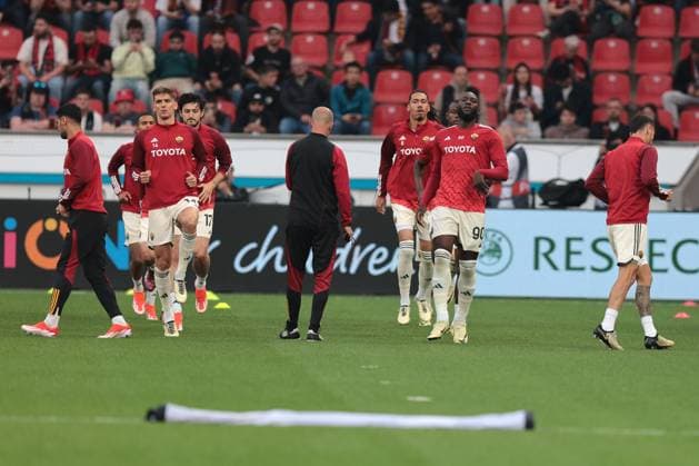 Die Spieler vom AS Rom vor dem Spiel beim Spiel der Europa League (Halbfinale-Rückspiel) Bayer 04 Leverkusen - AS Rom. Copyright: Thomas Pakusch