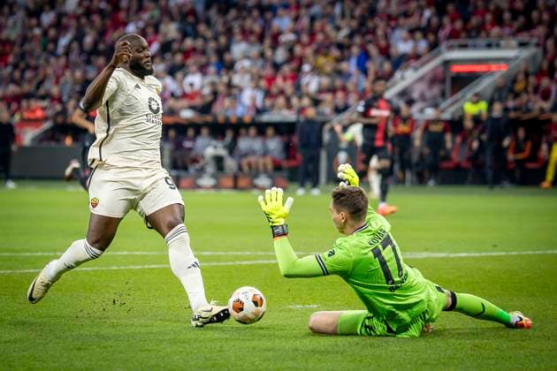 UEFA Europa League Halbfinale; Bayer 04 Leverkusen vs. AS Rom, 09.05.2024 Romaelu Lukaku (AS Roma, 90)stürmt, Matej Kovar (Bayer 04 Leverkusen, 17) hält während des Europa-League-Halbfinales zwischen Bayer 04 Leverkusen und AS Rom in der BayArena am 09.05.2024 in Leverkusen, Deutschland. DFL REGULATIONS PROHIBIT ANY USE OF PHOTOGRAPHS AS IMAGE SEQUENCES AND OR QUASI-VIDEO. Copyright: xBEAUTIFULxSPORTS AxelxKohringx