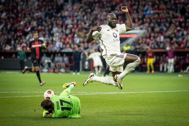 UEFA Europa League Halbfinale; Bayer 04 Leverkusen vs. AS Rom, 09.05.2024 Romaelu Lukaku (AS Roma, 90)stürmt, Matej Kovar (Bayer 04 Leverkusen, 17) hält während des Europa-League-Halbfinales zwischen Bayer 04 Leverkusen und AS Rom in der BayArena am 09.05.2024 in Leverkusen, Deutschland. DFL REGULATIONS PROHIBIT ANY USE OF PHOTOGRAPHS AS IMAGE SEQUENCES AND OR QUASI-VIDEO. Copyright: xBEAUTIFULxSPORTS AxelxKohringx