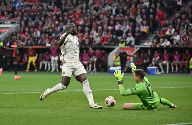 Romelu Lukaku (AS Rom) scheitert an Torwart Matej Kovar (Bayer 04 Leverkusen) 09.05.2024, Fussball Europa League, Saison 2023 2024, Halbfinale Rückspiel, Bayer 04 Leverkusen - AS Rom Leverkusen BayArena Nordrhein Westfalen Deutschland
