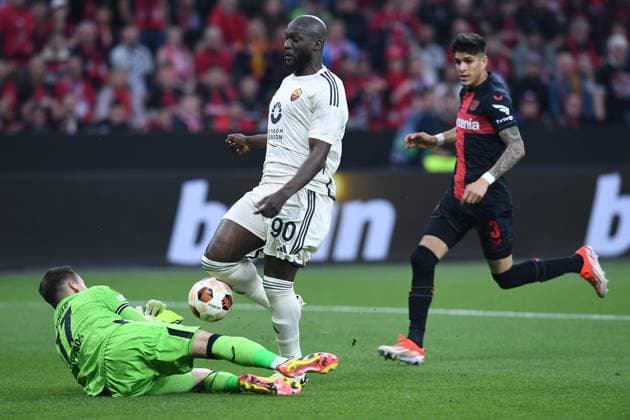 Fußball Europa League Halbfinale Bayer 04 Leverkusen - AS Rom am 09.05.2024 in der BayArena in Leverkusen Matej Kovar ( Leverkusen ), links - Romelu Lukaku ( Rom ), mitte - Piero Hincapie ( Leverkusen ), rechts