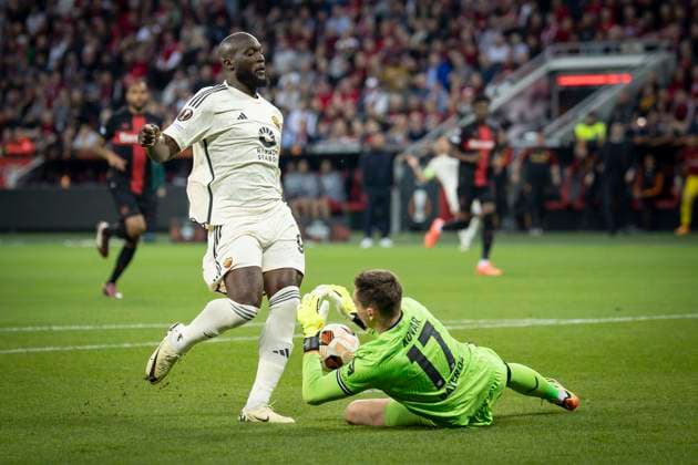 UEFA Europa League Halbfinale; Bayer 04 Leverkusen vs. AS Rom, 09.05.2024 Romaelu Lukaku (AS Roma, 90)stürmt, Matej Kovar (Bayer 04 Leverkusen, 17) hält während des Europa-League-Halbfinales zwischen Bayer 04 Leverkusen und AS Rom in der BayArena am 09.05.2024 in Leverkusen, Deutschland. DFL REGULATIONS PROHIBIT ANY USE OF PHOTOGRAPHS AS IMAGE SEQUENCES AND OR QUASI-VIDEO. Copyright: xBEAUTIFULxSPORTS AxelxKohringx