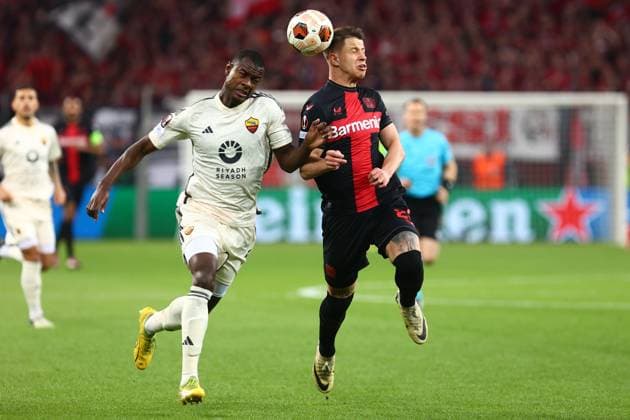 Bayer 04 Leverkusen vs. AS Roma, Fussball, Europa League, Halbfinale, Rueckspiel, 09.05.2024 Adam Hlozek (Bayer 04 Leverkusen) im Zweikampf, Aktion, mit Evan N Dicka Leverkusen NRW Deutschland