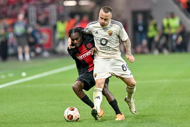 v. li. im Zweikampf Jeremie Frimpong ( 30, Bayer Leverkusen) Angelino ( 69, AS Roma) 09.05.2024 Fussball Europa League, Bayer Leverkusen vs AS Rom, BayArena, Leverkusen, NRW Germany