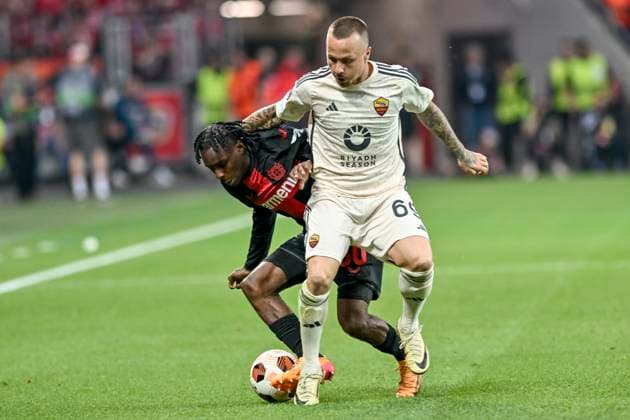 v. li. im Zweikampf Jeremie Frimpong ( 30, Bayer Leverkusen) Angelino ( 69, AS Roma) 09.05.2024 Fussball Europa League, Bayer Leverkusen vs AS Rom, BayArena, Leverkusen, NRW Germany