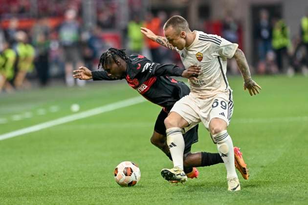v. li. im Zweikampf Jeremie Frimpong ( 30, Bayer Leverkusen) Angelino ( 69, AS Roma) 09.05.2024 Fussball Europa League, Bayer Leverkusen vs AS Rom, BayArena, Leverkusen, NRW Germany