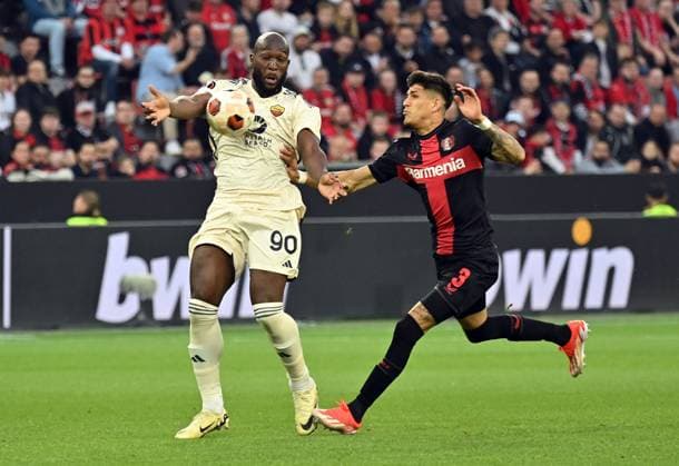 08.05.2024, xjrdrx, Fussball UEFA Europa League, Bayer 04 Leverkusen - AS Roma emspor, v.l. Romelu Lukaku (AS Rom), Piero Hincapie (Bayer Leverkusen) (DFL DFB REGULATIONS PROHIBIT ANY USE OF PHOTOGRAPHS as IMAGE SEQUENCES and or QUASI-VIDEO) Leverkusen