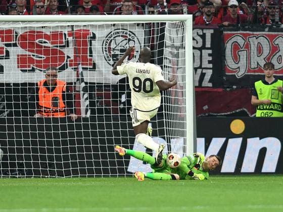 09.05.2024, Leverkusen, Germany, BayARENA, Bayer 04 Leverkusen vs AS Rom - UEFA Europa League 2023 2024 - Semi-finals second leg, Torwart Matej Kovar (Bayer 04 Leverkusen) und Romelu Lukaku (AS Rom) im Zweikampf (Foto Ralf Treese) Leverkusen BayARENA North Rhine-Westphalia Germany