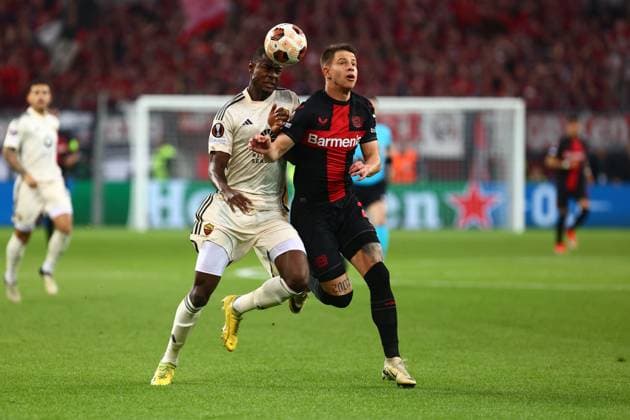 Bayer 04 Leverkusen vs. AS Roma, Fussball, Europa League, Halbfinale, Rueckspiel, 09.05.2024 Adam Hlozek (Bayer 04 Leverkusen) im Zweikampf, Aktion, mit Evan N Dicka Leverkusen NRW Deutschland