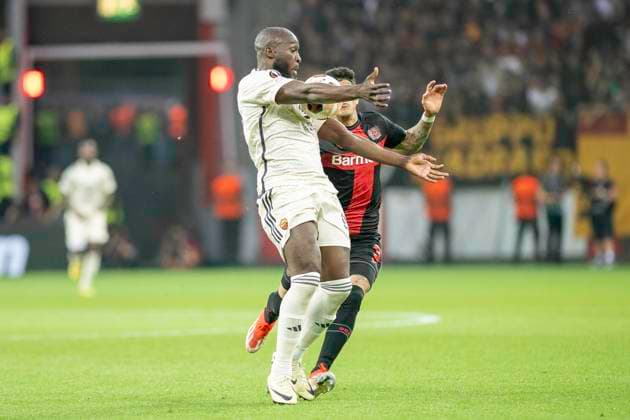Fussball: UEFA Europa League, Saison 2023 2024, Halbinale, Rueckspiel, Bayer 04 Leverkusen - AS Rom am 09.05.2024 in der BayArena in Leverkusen. Romelu Lukaku (AS Rom, 90) nimmt den Ball mit der Brust an und Piero Hincapie (Bayer 04 Leverkusen, 03) kommt zu spaet. Foto: Kirchner-Media TH Copyright: xKirchner-Media THx