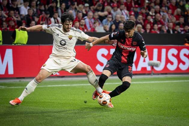 UEFA Europa League Halbfinale; Bayer 04 Leverkusen vs. AS Roma, 09.05.2024 Sardar Azmoun (AS Roma, 17) und Piero Hincapie (Bayer 04 Leverkusen, 3) im Zweikampf während des Europa-League-Halbfinales zwischen Bayer 04 Leverkusen und AS Rom in der BayArena am 09.05.2024 in Leverkusen, Deutschland. DFL REGULATIONS PROHIBIT ANY USE OF PHOTOGRAPHS AS IMAGE SEQUENCES AND OR QUASI-VIDEO. Copyright: xBEAUTIFULxSPORTS AxelxKohringx