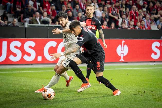 UEFA Europa League Halbfinale; Bayer 04 Leverkusen vs. AS Roma, 09.05.2024 Sardar Azmoun (AS Roma, 17) und Piero Hincapie (Bayer 04 Leverkusen, 3) im Zweikampf, hinten Alejandro Grimaldo (Bayer 04 Leverkusen, 20) während des Europa-League-Halbfinales zwischen Bayer 04 Leverkusen und AS Rom in der BayArena am 09.05.2024 in Leverkusen, Deutschland. DFL REGULATIONS PROHIBIT ANY USE OF PHOTOGRAPHS AS IMAGE SEQUENCES AND OR QUASI-VIDEO. Copyright: xBEAUTIFULxSPORTS AxelxKohringx