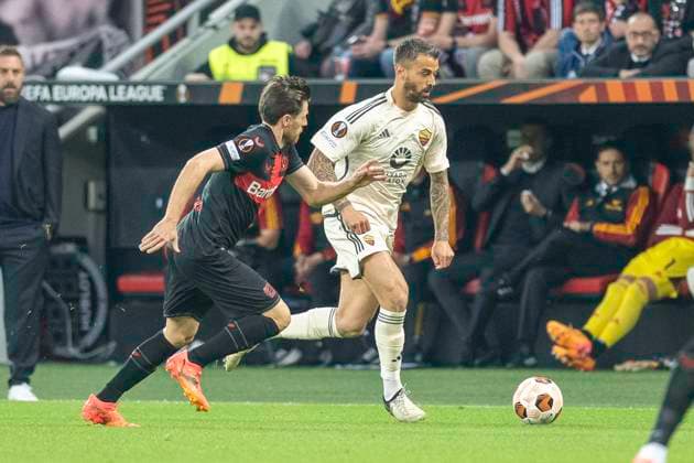 Fussball: UEFA Europa League, Saison 2023 2024, Halbinale, Rueckspiel, Bayer 04 Leverkusen - AS Rom am 09.05.2024 in der BayArena in Leverkusen. Zweikampf zwischen Jonas Hofmann (Bayer 04 Leverkusen, 07) und Leonardo Spinazzola (AS Rom, 37). Foto: Kirchner-Media TH Copyright: xKirchner-Media THx