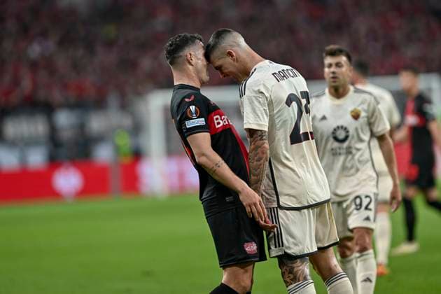 Gianluca Mancini ( 23, AS Roma) Kopfstoss gegen Granit Xhaka ( 34, Bayer Leverkusen) 09.05.2024 Fussball Europa League, Bayer Leverkusen vs AS Rom, BayArena, Leverkusen, NRW Germany