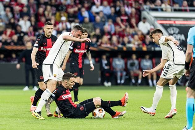 UEFA Europa League Halbfinale; Bayer 04 Leverkusen vs. AS Rom, 09.05.2024 Zweikampf Bryan Cristante (AS Roma, 4), Alejandro Grimaldo (Bayer 04 Leverkusen, 20) UEFA Europa League: Bayer 04 Leverkusen - AS Roma, Leverkusen, BayArena am 09.05.2024 Copyright: xBEAUTIFULxSPORTS Wunderlx
