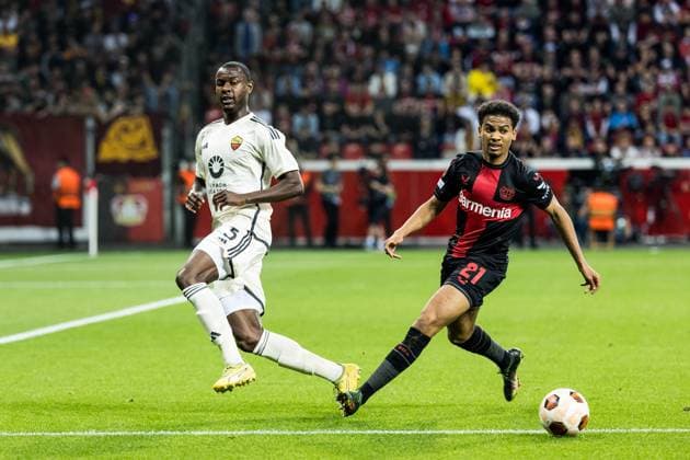 UEFA Europa League Halbfinale; Bayer 04 Leverkusen vs. AS Rom, 09.05.2024 Zweikampf Evan N Dicka (AS Roma, 5), Amine Adli (Bayer 04 Leverkusen, 21) UEFA Europa League: Bayer 04 Leverkusen - AS Roma, Leverkusen, BayArena am 09.05.2024 Copyright: xBEAUTIFULxSPORTS Wunderlx