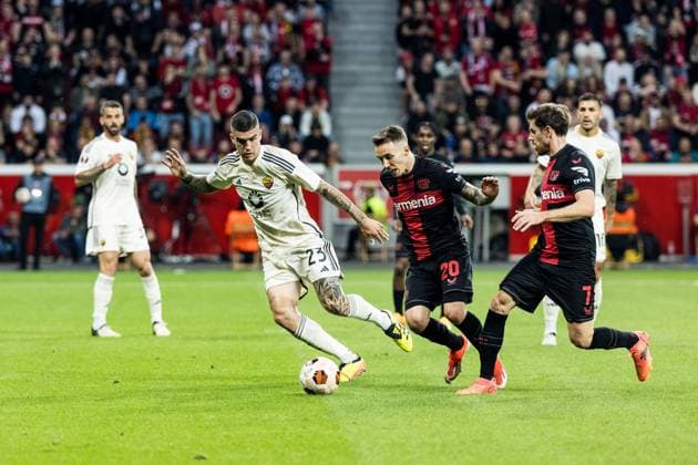 UEFA Europa League Halbfinale; Bayer 04 Leverkusen vs. AS Rom, 09.05.2024 Zweikampf Gianluca Mancini (AS Roma, 23), Alejandro Grimaldo (Bayer 04 Leverkusen, 20), Jonas Hofmann (Bayer 04 Leverkusen, 7) UEFA Europa League: Bayer 04 Leverkusen - AS Roma, Leverkusen, BayArena am 09.05.2024 Copyright: xBEAUTIFULxSPORTS Wunderlx