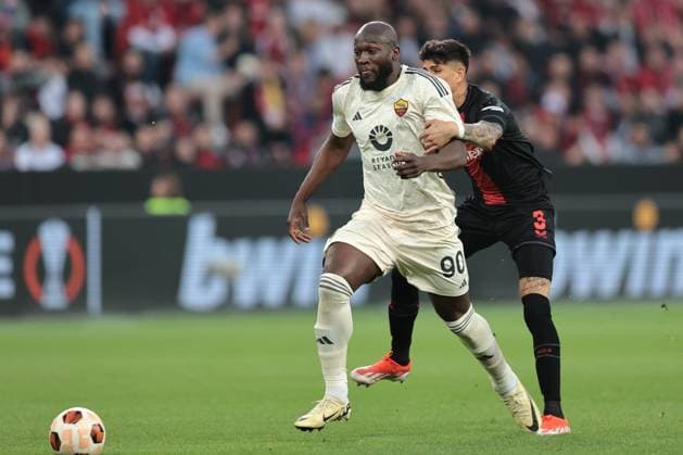 Romelu Lukaku (AS Rom) und Piero Hincapie (Bayer 04 Leverkusen) beim Spiel der Europa League (Halbfinale-Rückspiel) Bayer 04 Leverkusen - AS Rom. Copyright: Thomas Pakusch