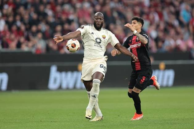 Romelu Lukaku (AS Rom) und Piero Hincapie (Bayer 04 Leverkusen) beim Spiel der Europa League (Halbfinale-Rückspiel) Bayer 04 Leverkusen - AS Rom. Copyright: Thomas Pakusch
